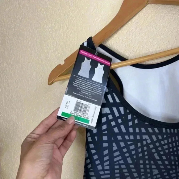 - Oakley tank top - Picture 6 of 6